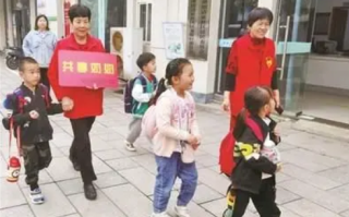 58个共享奶奶排班轮流帮邻居带娃！直言：陪着孩子们，自己也开心！
