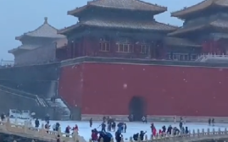 红墙白雪 网友感叹故宫的雪景也太美了 ！