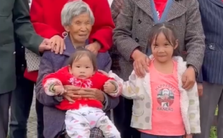 奶奶拍身份证照片全家都入镜了！网友：这一次，蜀黍的镜头拍下了幸福！