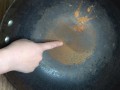 铁锅生锈怎么去除铁锈（如何才能彻底洗掉锅里的铁锈） ！