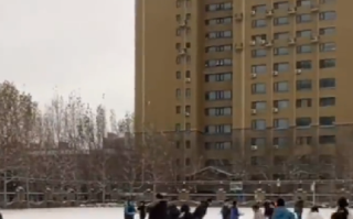 体育老师“借课” 带学生操场打雪仗 ！网友:是谁羡慕了我不说 ！