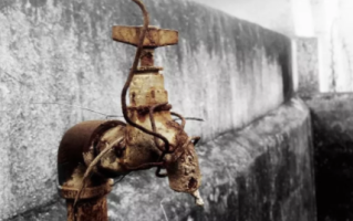 水龙头锈住了怎么从下面换下来?