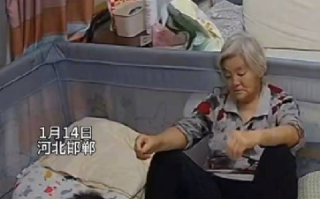 9个月宝宝伸出小手搂着73岁太姥姥 ！网友：这一幕好暖！