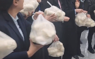 妇女节女员工1人发了1袋大馒头：寓意蒸蒸日上 ！