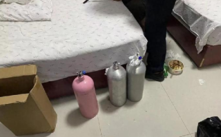 3男女酒店吸食600瓶笑气被抓：有两人还是在校大学生！