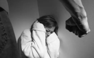 女子婚后通讯录几乎被丈夫删光：一旦不服从要求，就会被实施家暴 ！