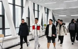 哈工大学生去上课像登机 ！学生：感谢学校暖廊让我实现单衣出行自由 ！