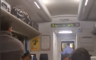 男子列车上得知儿子去世痛哭 ！​拍摄者：看到心里很不是滋味！
