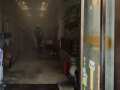 大爷在宾馆大厅给电动自行车电瓶充电 换衣下楼后发现自燃了 !