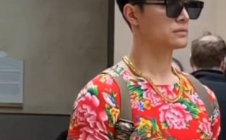 博主穿“东北大花”逛欧洲街头 ！网友：不是潮流跟不起，而是“东北大花”更有性价比！