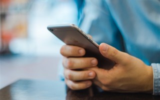 农村老人沉迷刷APP挣钱：上网7小时每天挣2块钱 ！