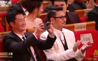 不是iPhone了！吴京金鸡奖再掏手机拍照：自己代言的中兴Axon 50 Ultra ！