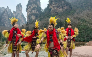 文旅局长变身茅古斯跳科目三！网友：张家界太拼了！