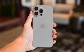 老外把iPhone 15 Pro Max熔化提取钛金属：每台手机钛含量18g !