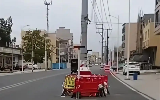 男生骑电动自行车不减速撞上马路中间电线杆致重伤引热议：防不胜防 ！