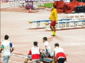 亚运会链球选手投掷失误砸中裁判：医务人员紧急送出场！
