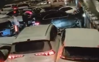 浙江台州因雨雪发生连环车祸：雪天行车这些注意事项要记住 ！