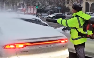 交警背鼓风机帮群众清理车上积雪 ！​网友：吹掉的是冰雪，留下的是安全 ！