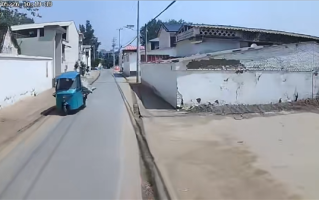 无人驾驶车掉入水沟向路人求救 大妈无奈：我也救不了你呀 !
