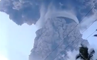 印尼勒沃托比火山喷发：烟柱高达18000米 形成完美蘑菇云 !