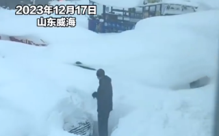 暴雪后车主们开盲盒式挖雪寻车 ！拍摄者:积雪厚度近1米，先确定车牌再挖 ！