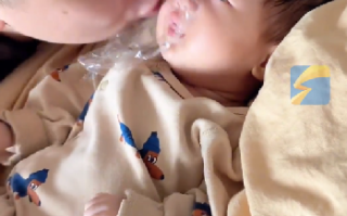 爸爸隔保鲜膜狂亲新生宝宝：满满的爱 ！
