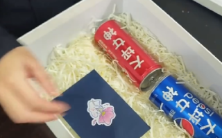 出狱人员履约请监狱民警喝可乐！直言：以后也会继续好好生活！