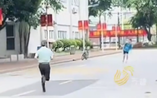 男生一瘸一拐出考场家长飞奔搀扶 ！网友：父母永远是最坚实的后盾 ！
