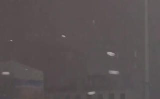 打雪仗时除了自己都是对手：同学们在操场打雪仗，战况激烈，场面震撼 ！