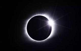 太阳直径是月球的多少倍（为什么太阳和月亮看起来一样大） ！