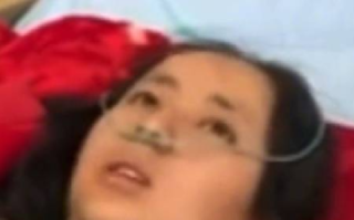 墙塌瞬间妈妈用身体护住两个孩子 ！直言：还好是我受伤了，如果平躺三人都会没命 ！