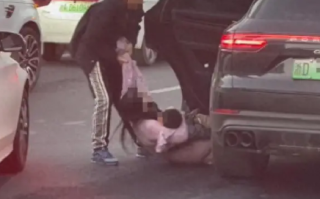 交警回应男子将女子幼儿强拽下车：此事既危险也违法 ！