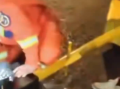 一男子边骑车边玩手机撞上灯柱 导致脑袋卡进红绿灯 !