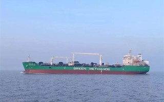 世界最大、国内第一艘投运的甲醇加注船驶抵上海港：船长139.98米 !