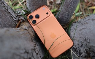 第一批iPhone 17贴膜受害者出现了：贴膜工具把边框划伤 果粉心疼 !