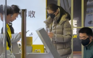 李想夫妇现身二手手机回收店 网友：百亿富豪真会过日子 ！