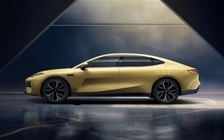 吉利银河E8全球首发45英寸8K车载屏：国产京东方供应！