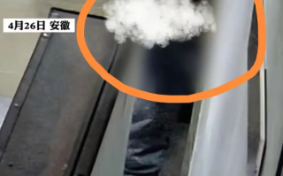 男子裸露下体偷进房间藏在女生床下：家人被抓伤，门锁被撞坏 ！
