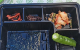 连片肉都不给：韩国残运会盒饭只有泡菜小菜引众怒 ！