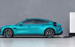 小米SU7用华为超充桩充电实测：3秒一公里 稳定181kW ！