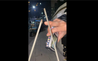 女生误把电焊条当成仙女棒引围观：如果点燃会是最靓的仔 ！