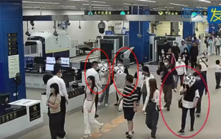 三名女子身绑102台苹果、三星手机入境 走路姿势露馅了 !