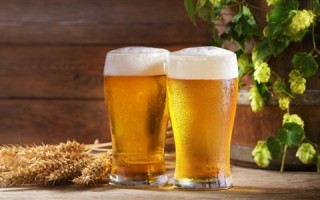 4人喝近120瓶啤酒惊到老板 网友：切勿贪杯 ！