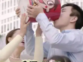 旺仔牛奶广告男主角长大了 ！调侃自己“从领牛奶的学生变成了发牛奶的老师” ！