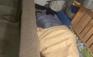 网传男孩遭亲爸后妈虐待睡楼道 ！妇联：网传信息不实，系孩子生病不想传染家人 ！