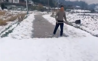61岁老父亲铲一条路的雪迎接儿子儿媳 网友泪目：无言父爱 ！