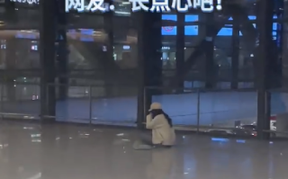 女子因专注抢购错过航班坐地大哭 ！网友：长点心吧！