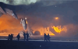 日本载近400人客机撞机后爆燃 小飞机上5人下落不明 ！