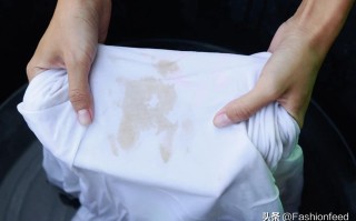 衣服沾到酱油怎么洗掉（白衣服沾了酱油渍如何清洗） ！