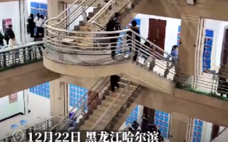 考研前夜图书馆闭馆响起一路生花 ！​网友：愿考研人如愿以偿，一研为定！
